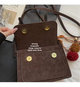 Dettaglio della borsa vintage marrone con forti chiusure a doppio scatto magnetico