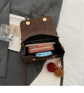 Vista interna della borsa a tracolla vintage marrone con spazio per il cellulare
