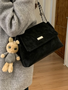 Sac bandoulière chic en daim noir avec chaîne argentée et breloque lapin en peluche