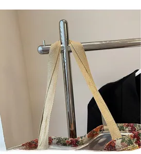 Détail de la sangle en coton robuste et texture tissée florale d'un grand sac cabas