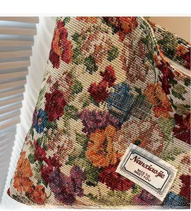 Détail du tissu jacquard floral vintage et étiquette sur un grand sac cabas en toile