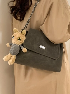 Sac bandoulière gris foncé à chaîne avec fermoir métallique et charm de chat mignon