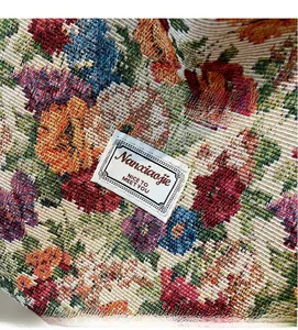 Gros plan du tissu jacquard floral vintage et de la texture tissée de ce grand sac cabas