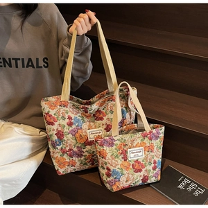 Détail du tissu jacquard floral et de la sangle en coton sur un grand sac cabas