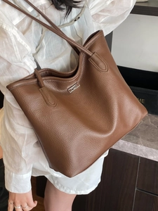 Sac fourre-tout minimaliste en cuir marron grainé avec plaque en métal et doubles bretelles