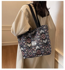 Détail du tissu jacquard géométrique ethnique et des anses en coton noir du sac cabas