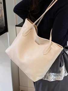 Sac fourre-tout crème minimaliste avec texture litchi et détails métalliques argentés