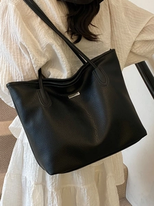Grand sac cabas en cuir noir texturé avec plaque argentée pour femme élégante