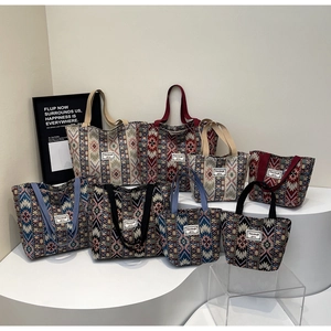 Sacs cabas de style ethnique en plusieurs tailles avec des motifs géométriques variés