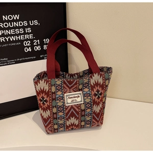 Détail du sac cabas bohème montrant le tissage ethnique et les poignées rouges