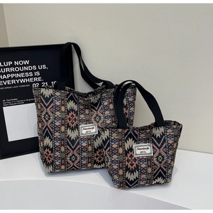 Vue détaillée de deux sacs cabas tissés ethniques en bleu marine et rose à motifs