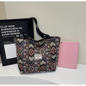 Détail du grand sac cabas ethnique avec motifs géométriques et larges anses noires