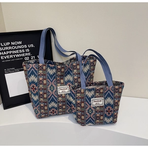 Détail de grands et petits sacs fourre-tout ethniques avec jacquard bleu et texture en toile