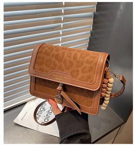 Détail du sac rétro à imprimé léopard avec quincaillerie vintage et perles