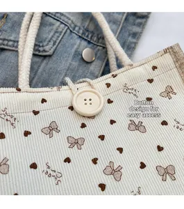 Sac bento en lin avec texture velours, motifs nœuds et grand bouton blanc décoratif