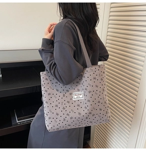 Détail du grand sac cabas en velours côtelé avec motifs de cœurs et anses tissées