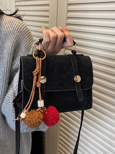 Borsa a tracolla nera opaca classica con ciondolo nappa colorato e dettagliato