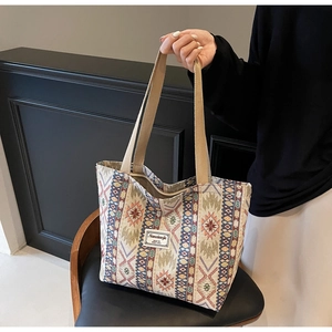 Détail du cabas en toile à motifs géométriques ethniques avec anses et étiquette tissée