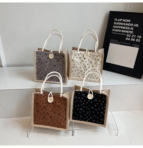 Détail de sacs en velours côtelé et toile de jute avec imprimé ruban et bouton