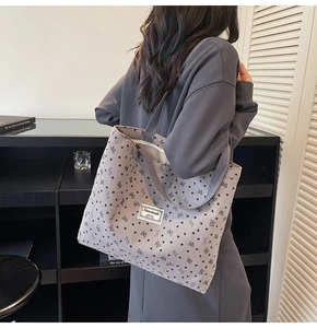 Détail du sac cabas en velours côtelé gris avec motifs de nœuds noirs et cœurs pour femmes