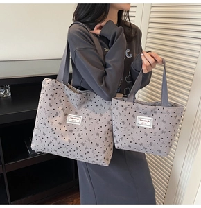 Détail du lot de sacs cabas en velours côtelé gris avec imprimé cœurs