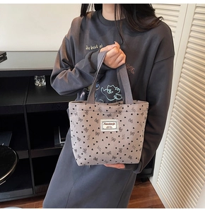 Détail du sac cabas en velours côtelé gris avec motifs de cœurs et papillons noirs
