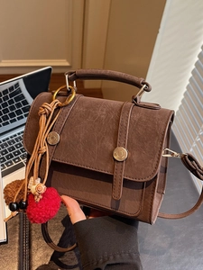 Borsa a mano retrò in ecopelle marrone con fibbia vintage e ciondolo decorativo