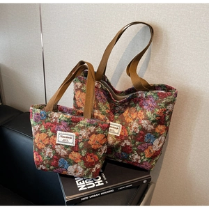 Comparaison détaillée des grands et petits sacs fourre-tout à fleurs en tapisserie