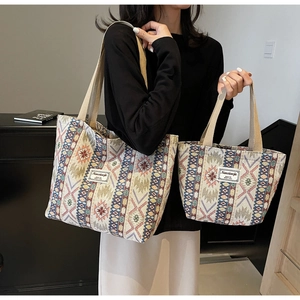 Comparaison détaillée de deux sacs cabas ethniques bohèmes en tailles grande et petite