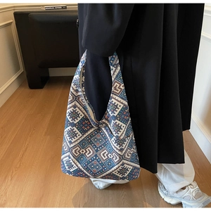 Dettaglio ravvicinato del motivo etnico geometrico intrecciato sulla borsa tote