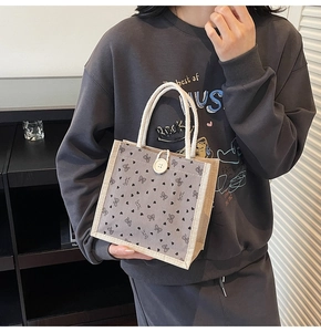 Détail du sac de déjeuner en lin avec motifs de cœur et poignées en corde tissée