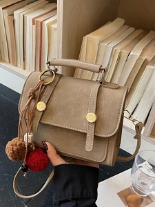 Borsa a mano vintage quadrata in pelle PU kaki con fibbie dorate e ciondolo peloso
