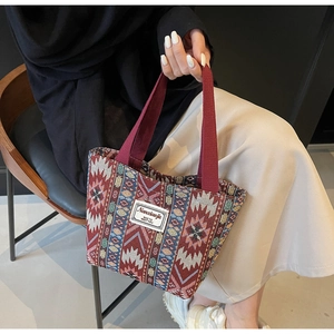 Gros plan du sac cabas ethnique tissé avec sangle rouge et texture bohème