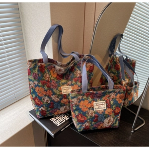 Détails des grands et petits sacs cabas en toile jacquard à fleurs dans un style rétro