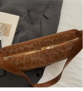 Détails du sac léopard avec fermeture éclair dorée lisse et bandoulière en cuir