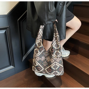 Dettaglio della borsa tote etnica con motivo geometrico intrecciato e struttura morbida