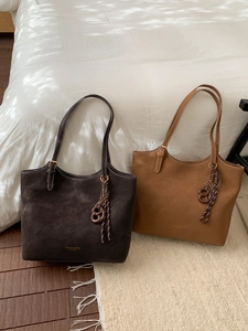 Sac Cabas Femme Grande Capacité en Cuir PU Minimaliste Vintage Navette Sac à Épaule Avec Pendentif Mode Rétro Élégant Sac à Main