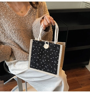 Texture détaillée en toile de jute avec coutures en velours et grand bouton de fermeture