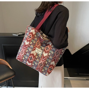 Détail du sac cabas en jacquard bohème avec motifs ethniques et bandoulière tissée