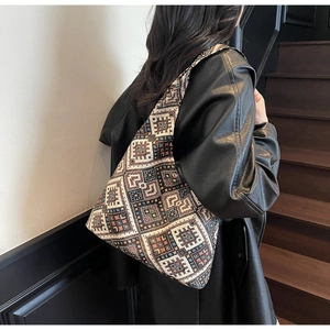 Dettaglio della borsa etnica con trama jacquard geometrica colorata e motivo vivace