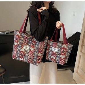 Comparaison entre grand sac cabas et petit sac à main en toile à motif ethnique chic