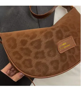 Détail de la texture en daim à imprimé léopard doux et de l'étiquette sur le sac