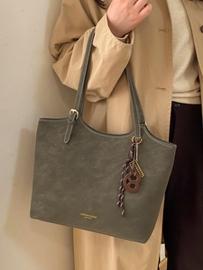 Grand sac cabas en cuir vert foncé avec surpiqûres blanches pour le quotidien
