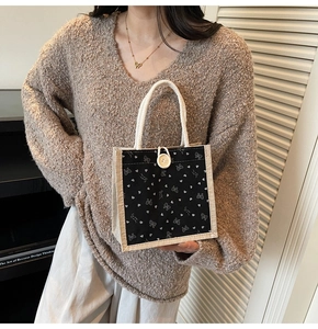 Détail du sac en lin avec motifs de cœurs, poignées en corde de coton et bouton en bois