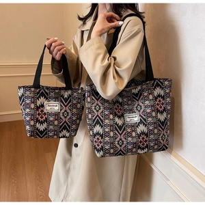 Détail d'un ensemble de cabas ethniques bohèmes avec tissage jacquard géométrique