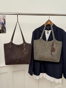 Grands sacs cabas en cuir marron foncé et taupe avec breloques bretzel sur barre métal