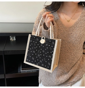 Détail du sac à lunch en lin avec motif de cœur noir et anses tressées