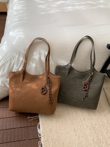 Grand sac cabas en similicuir marron et vert pour un transport quotidien élégant