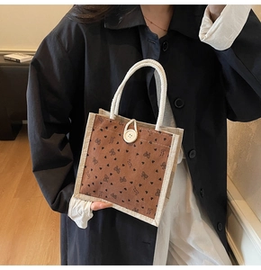 Détail du sac en lin avec imprimés papillons et poignées en corde tressée