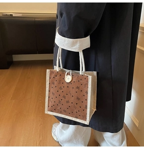 Détail du sac à lunch en lin avec imprimé cœur et nœud et poignées en coton tressé